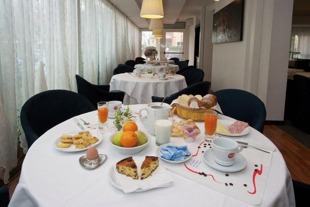 Hotel Mediterraneo Πέζαρο Εξωτερικό φωτογραφία