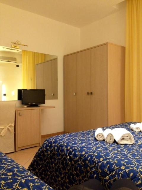 Hotel Mediterraneo Πέζαρο Δωμάτιο φωτογραφία