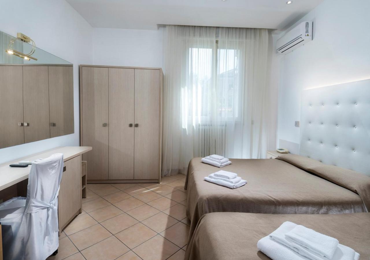 Hotel Mediterraneo Πέζαρο Εξωτερικό φωτογραφία