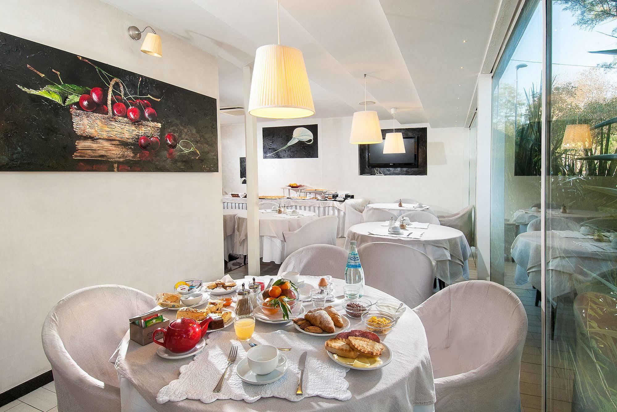 Hotel Mediterraneo Πέζαρο Εξωτερικό φωτογραφία