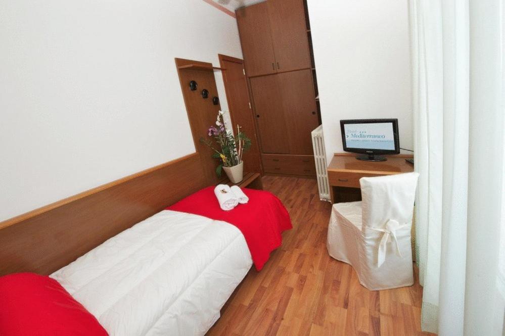 Hotel Mediterraneo Πέζαρο Δωμάτιο φωτογραφία