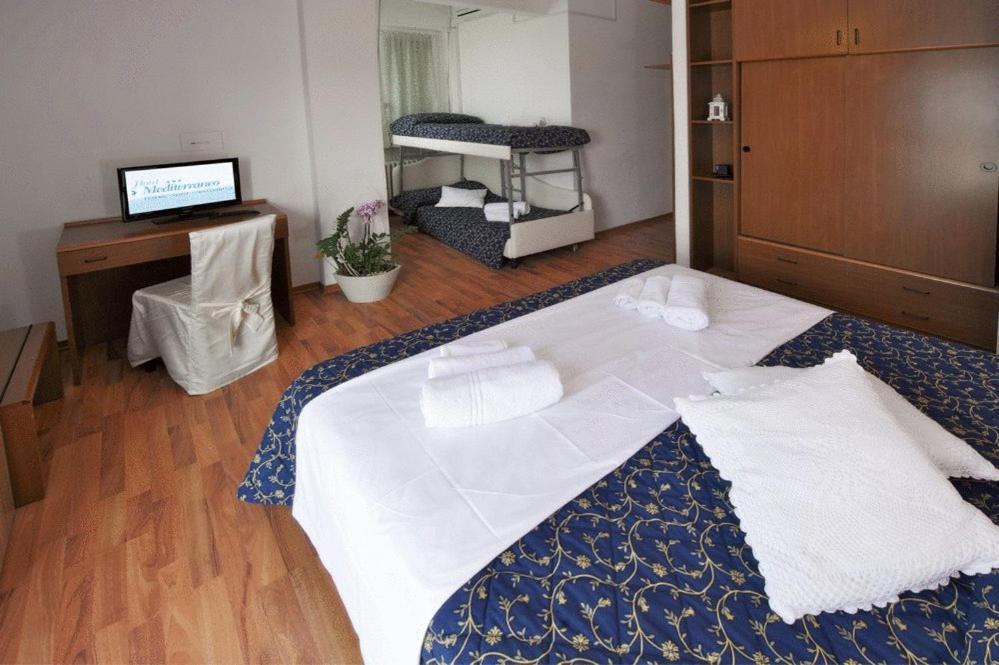 Hotel Mediterraneo Πέζαρο Δωμάτιο φωτογραφία